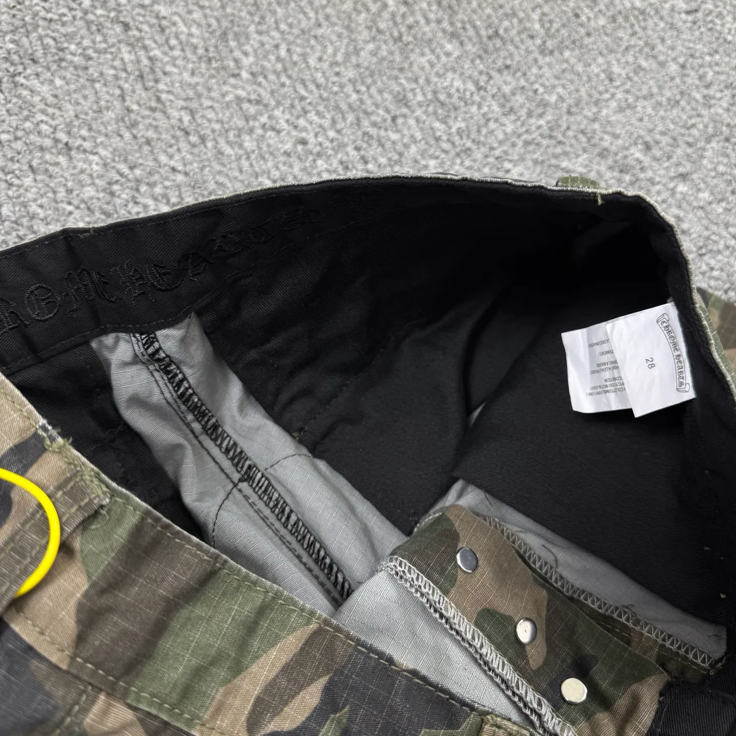 P260 Style number: H855 Chrome Hearts & Chrome Hearts new silver camouflage three-dimensional pocket overalls, original customized fabric, the same high-end simple and loose version as the Internet celebrity star, with multiple embroidered letter LOGO designs, very high-end and stylish! The fabric feels very comfortable, a super versatile and good-looking overalls Size: 28-30-32-34-36 Color: Camouflage